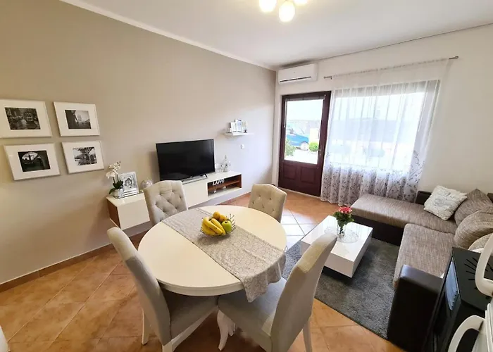 Gostinjska kuća Cozy Neda Near The Sea 3*